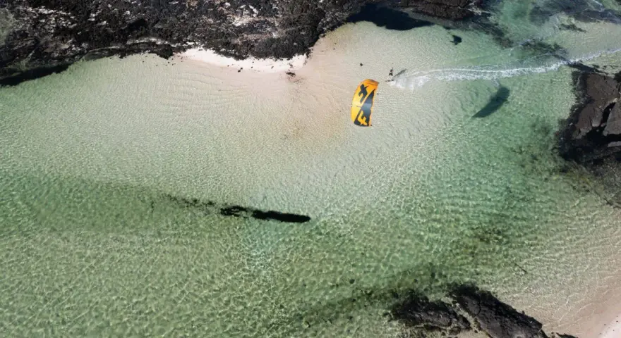 Jak nauczyć się kitesurfingu? Kompletny poradnik dla początkujących