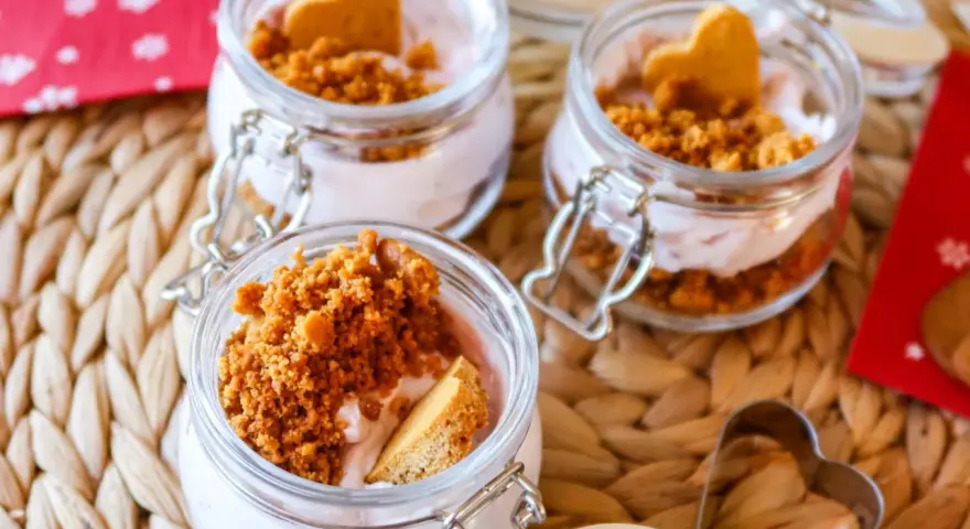 Söta små glasburkar med rosa kräm, smulad kaka och hjärtformade kex. Ett perfekt mjukglass recept utan glassmaskin för alla hjärtans dag.