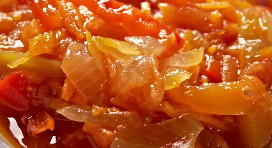 Friggione bolognese, un contorno saporito di cipolle e pomodoro cotto lentamente.