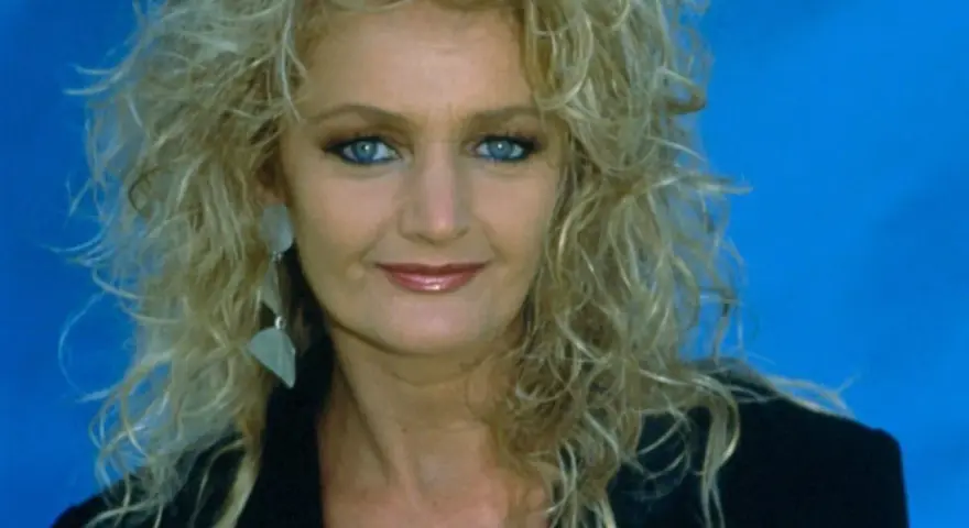 Bonnie Tyler z burzą blond włosów i niebieskimi oczami. Ciekawe, ile lat ma Bonnie Tyler?