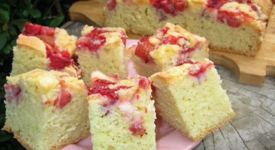 Szybkie i tanie ciasto na dużą blachę z truskawkami i kruszonką. Idealne na letnie popołudnie.