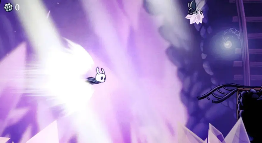 El Caballero avanza con un ataque relámpago en un entorno de cristales morados, buscando el platino en Hollow Knight.