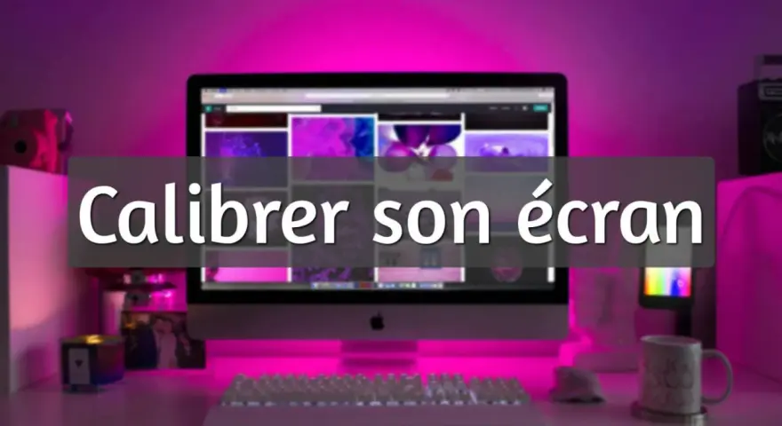 Bureau illuminé de rose, un ordinateur affiche des images. Le texte "Calibrer son écran" suggère une optimisation des couleurs pour une meilleure expérience visuelle.