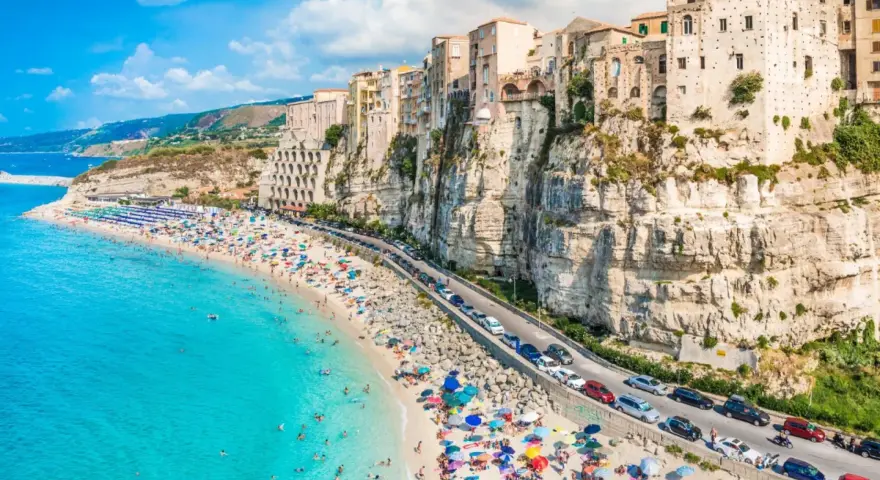 Calabria: Guida alle Migliori Località Balneari (Tirreno vs Ionio)