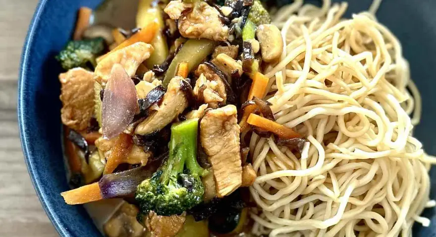 Pyszne dania z sosem teriyaki: kurczak z warzywami i makaronem.