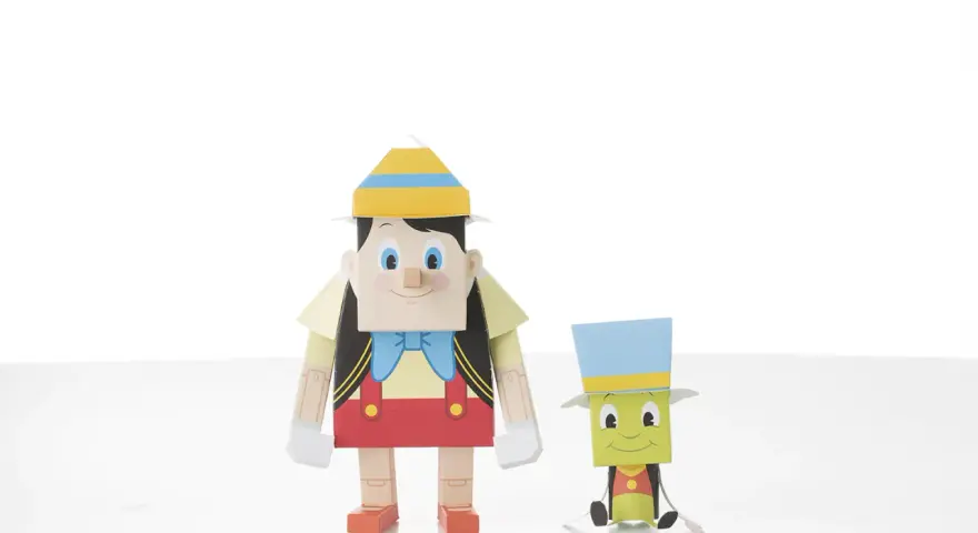 Figuras de Pinocchio y Pepito Grillo hechas con manualidades de papel pinocho.
