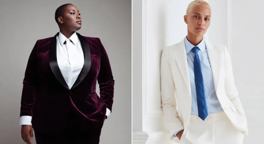 Dos modelos, uno con traje de terciopelo burdeos y otro con traje blanco, ambos con camisas y corbatas, proyectan una imagen de elegancia andrógina.