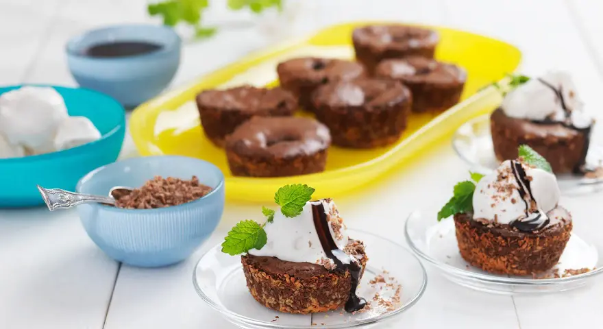 Kladdkakemuffins recept med vaniljglass, chokladsås och mynta. Perfekt för fikat!