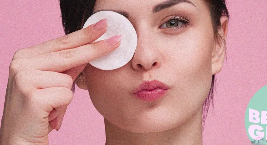 Donna con dischetto struccante sull'occhio, un modo per struccarsi senza struccante.
