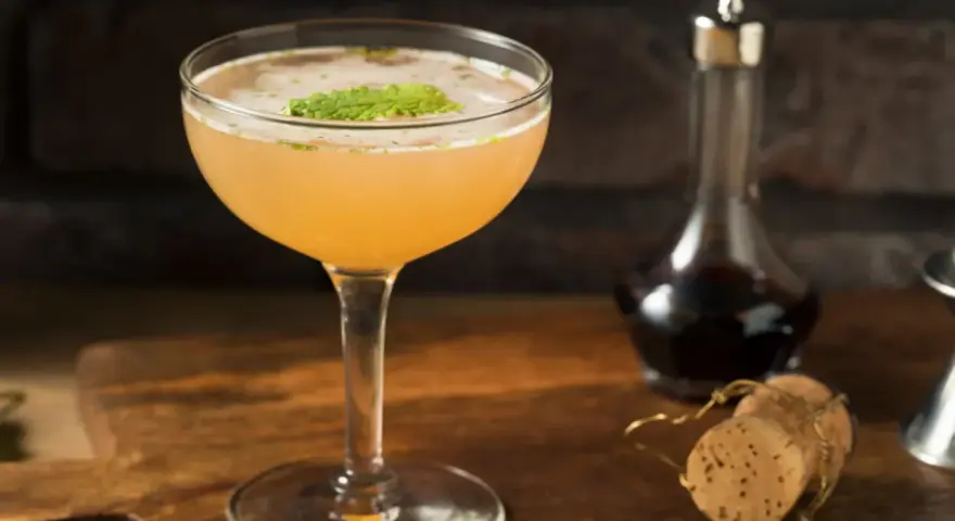 Orzeźwiający, old cuban drink z miętą, gotowy do degustacji.