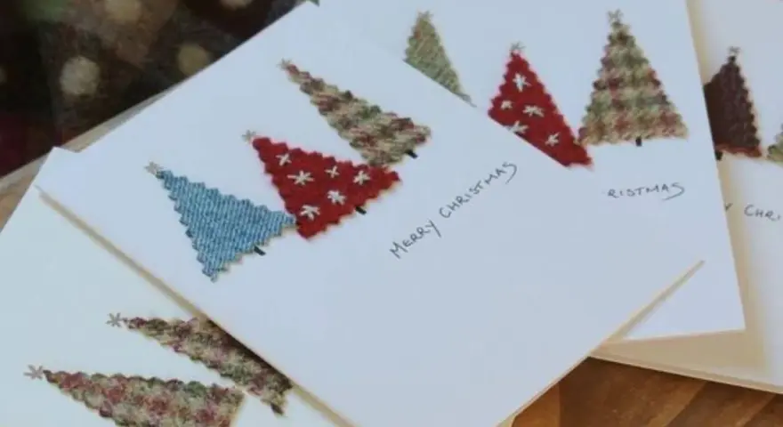 Tarjetas de Navidad para dibujar con árboles de tela cosidos. Un diseño encantador para crear tus propias felicitaciones.