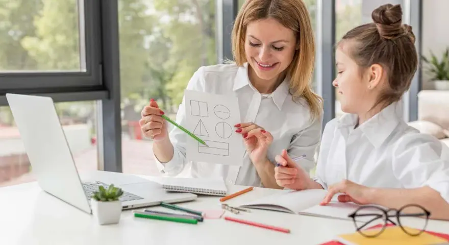 Educatrice mostra forme geometriche a una bambina, un'immagine che evoca offerte lavoro educatore e apprendimento.