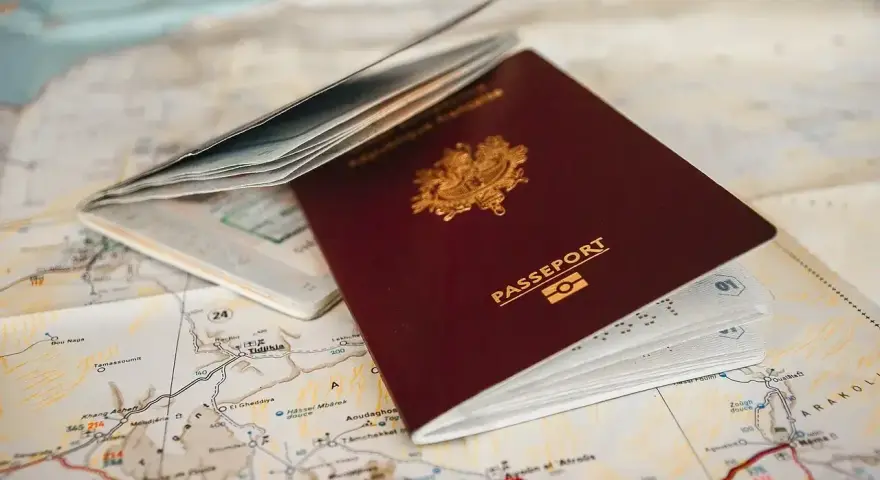 Paszport na mapie, gotowy do podróży. Czy do Turcji potrzebny jest paszport? Dokumenty czekają na przygodę.