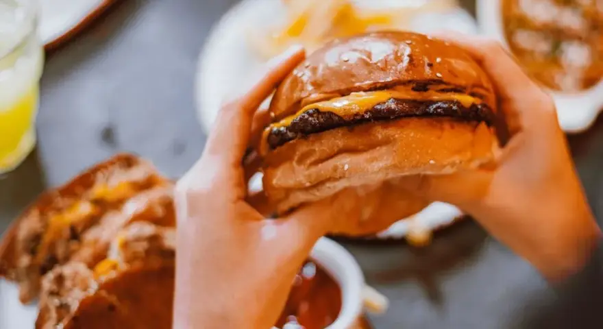 Jaki ser żółty do burgera? Sekrety mistrzowskiego cheeseburgera!
