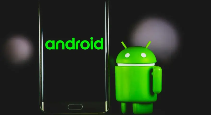 Zielony robot Android obok telefonu z logo systemu. Gotowy do działania w trybie fastboot.