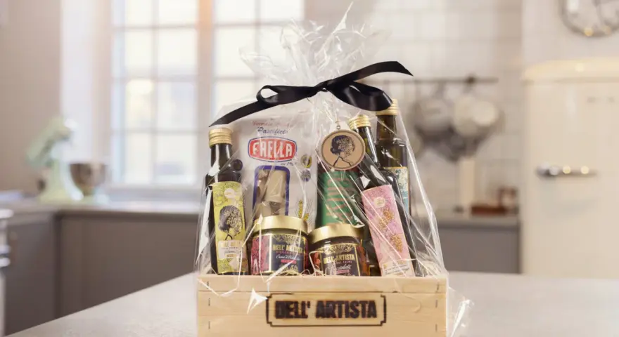 Färdiga presentkorgar med italienska delikatesser som olivolja, pasta och marmelad, perfekt för en gourmand.