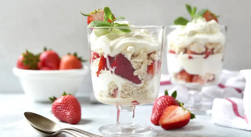 Eton mess kontra tradycyjna sałatka owocowa: deser z truskawkami, bitą śmietaną i bezą.