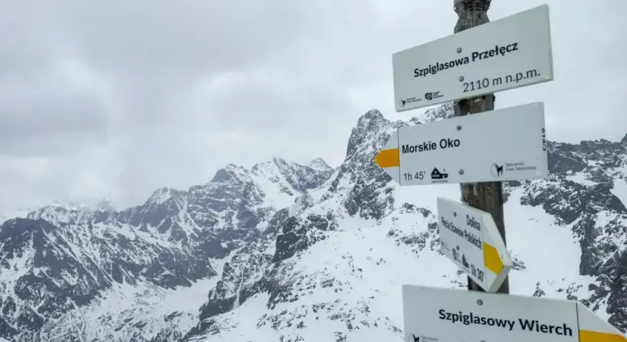 Szpiglasowy Wierch od Morskiego Oka. Znak szlaku w zimowych Tatrach wskazuje drogę na szczyt.