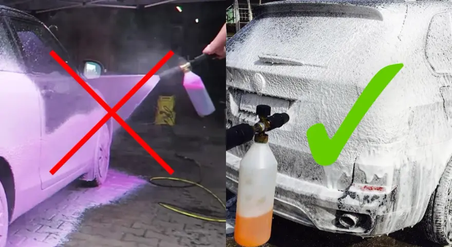 Bilden visar en jämförelse av bilvård. Till vänster en bil med lila skum och ett rött kryss, till höger en bil täckt av vitt skum med en grön bock. En foam cannon används för att applicera skummet.