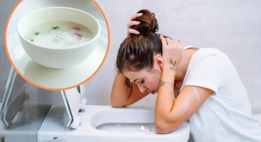 Kobieta z zatruciem pokarmowym pochyla się nad toaletą. W rogu widać miseczkę z ryżem i warzywami.