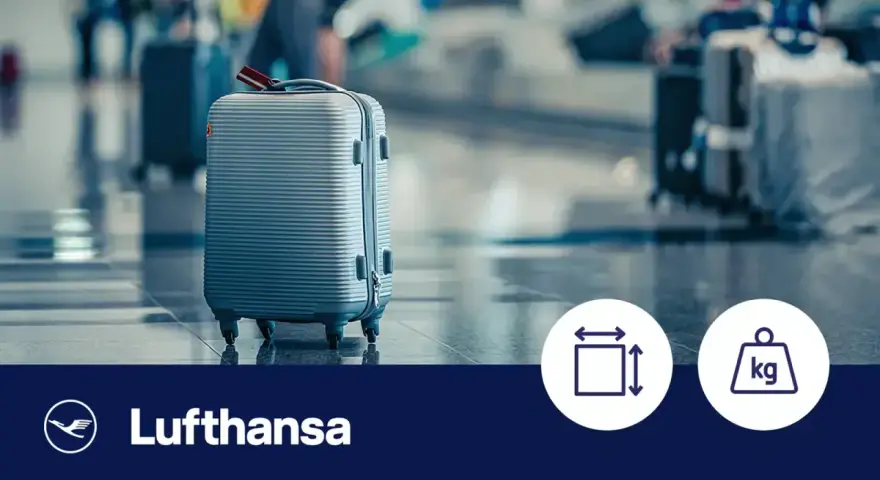 Srebrna walizka na kółkach, idealna jako lufthansa bagaż podręczny. W tle lotniskowy gwar, obok ikony wymiarów i wagi.