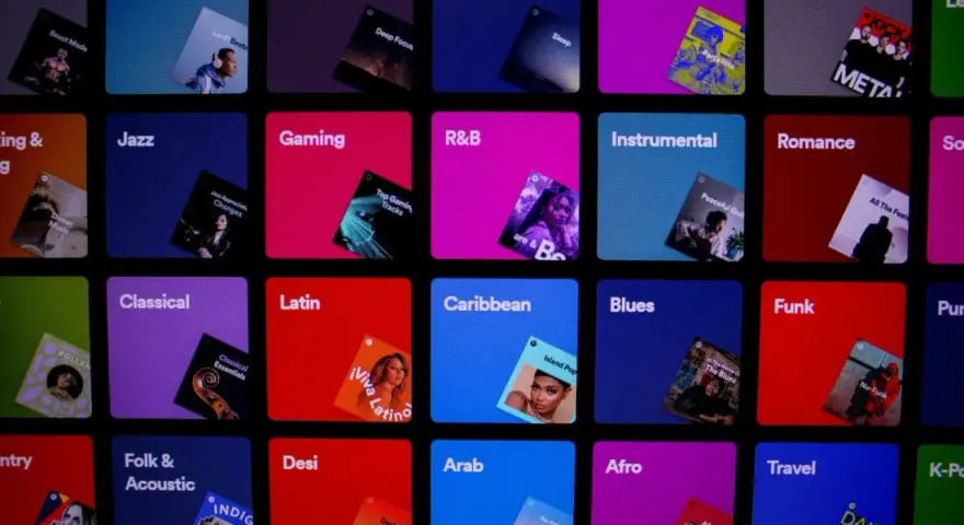 Bunte Kacheln mit Musikgenres wie "Chill", "Jazz" und "Latin". Ein **kurator playlist** für jede Stimmung, bereit zum Entdecken.