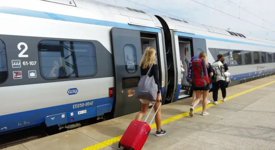 PKP Intercity: Bilet u konduktora? Jak kupić i nie przepłacić!