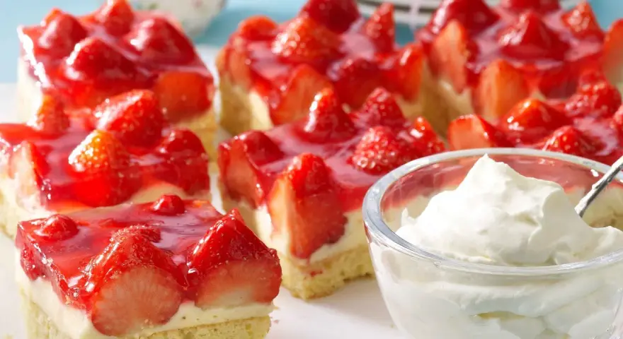 Schneller Erdbeerkuchen vom Blech mit Pudding und frischen Erdbeeren, dazu eine Schüssel Schlagsahne. Ein Genuss!