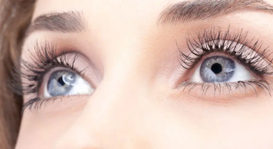 Delikatne, błękitne oczy z przedłużonymi rzęsami. Dowiedz się, czym myć rzęsy przedłużane, by zachować ich piękno.