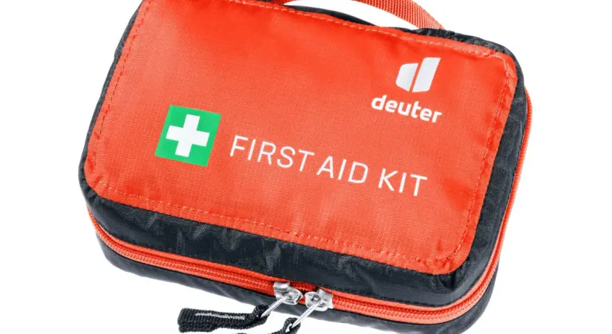 Trousse de secours randonnée liste : une trousse orange et noire Deuter avec un logo blanc et une croix verte. Indispensable pour toute aventure.