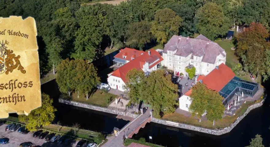 Luftaufnahme des Wasserschlosses Mellenthin mit Wassergraben, Brücke und umliegendem Park. Der Eintritt ist frei zugänglich.