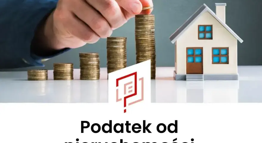 Ręka kładzie monetę na rosnącej stercie, obok domku i logo. Podatek od nieruchomości w trakcie budowy.