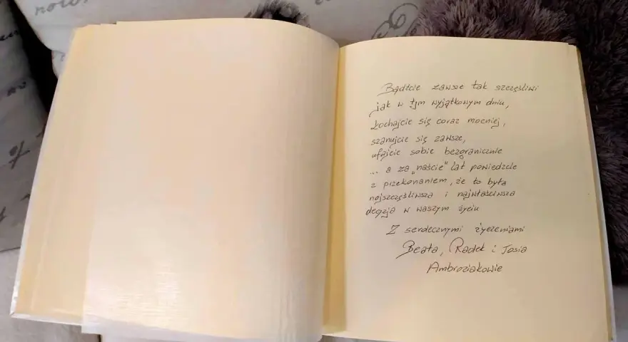 Wpis do księgi pamiątkowej w kościele: życzenia szczęścia, miłości i wzajemnego szacunku na lata.