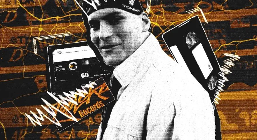 Krakowski raper w koronie z napisem Tommy, obok kaseta VHS i płyta winylowa.