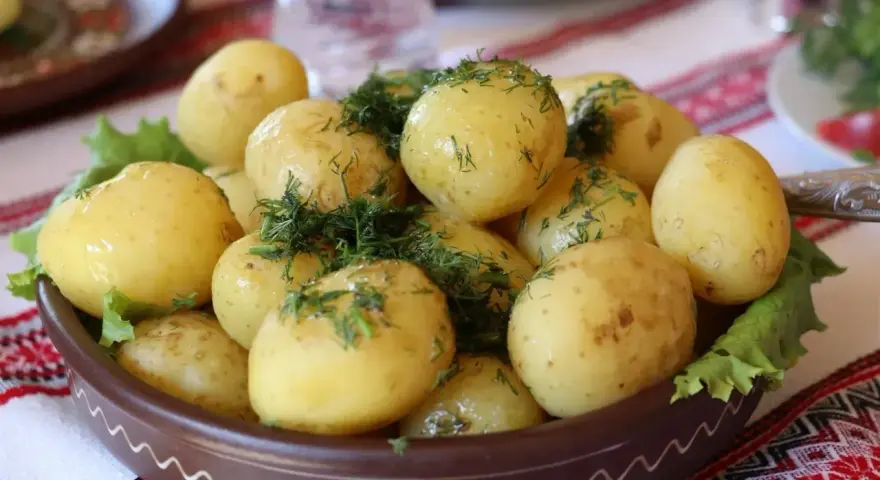 Gotowane ziemniaczki z koperkiem, idealne do jednego z 50 pomysłów na obiad.