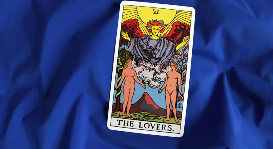Karta kochankowie tarot uczucia. Adam i Ewa pod skrzydłami anioła, symbolizujący wybory i relacje.