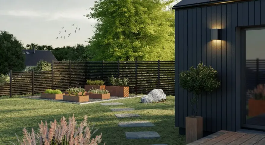 En modern trädgård med odlingslådor och en stenlagd gång leder till framsida hus entre.