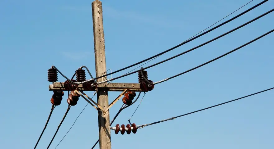 Jak skutecznie pozbyć się słupa energetycznego na działce?