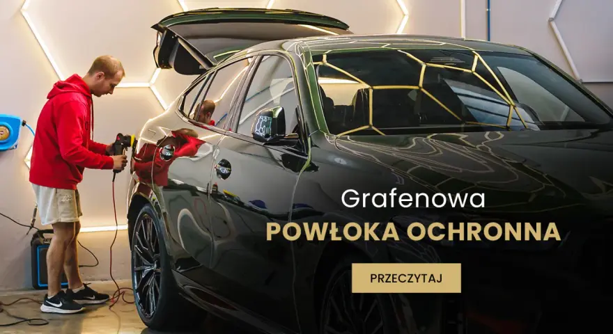 Mężczyzna poleruje czarny samochód, nakładając powłokę grafenową dla ochrony i blasku.