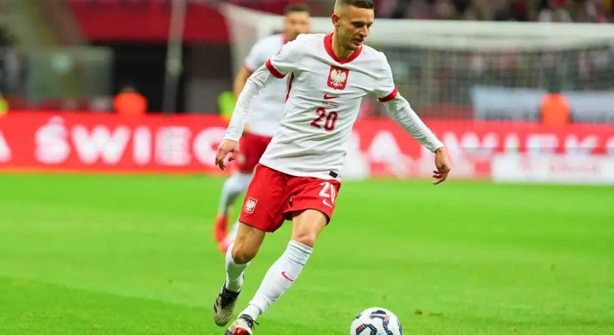 Piłkarz reprezentacji Polski, Stanisław Szymański, w akcji na boisku.