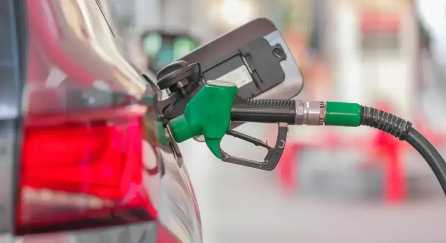 Tankowanie mojego Kia Ceed 1.6 CRDi. Zielona dysza dystrybutora paliwa wlewa diesla do baku.