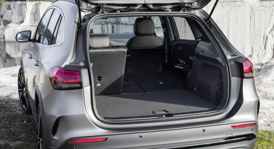 Otwarty bagażnik Mercedes GLA, gotowy na wakacyjne wyjazdy. Dużo miejsca na bagaże i sprzęt sportowy.