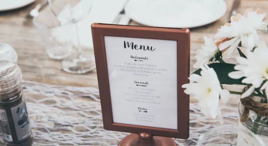 Eleganckie menu na wesele w miedzianej ramce, z włoskimi daniami: Antipasti, Secondi, Dolci.