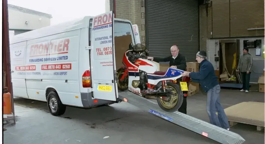 Jak przewieźć motocykl w busie? Bezpieczny transport krok po kroku