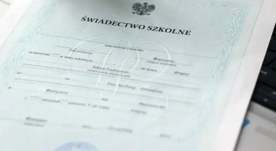 Świadectwo ukończenia szkoły średniej z godłem Polski. Dokument zawiera dane ucznia, datę urodzenia i informacje o szkole.