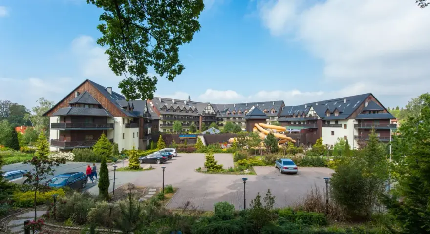 Idealny weekend dla dwojga w Karpaczu: hotel z basenem i zjeżdżalniami, otoczony zielenią. Parking przed obiektem.