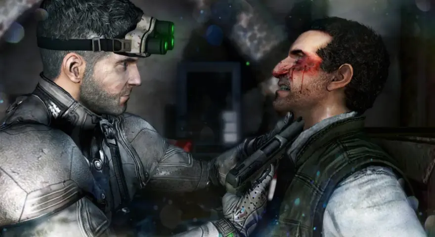 Sam Fisher, con su equipo de visión nocturna, acorrala a un enemigo herido. La tensión del splinter cell remake se siente en cada detalle.