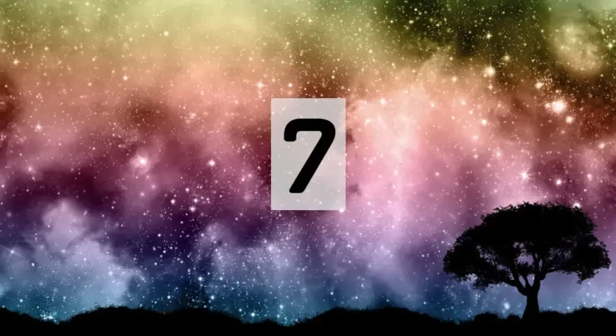 Gwieździste niebo w odcieniach zieleni, różu i fioletu. Na pierwszym planie sylwetka drzewa i numerologiczna 7.