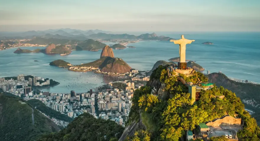 Majestatyczny pomnik Chrystusa Odkupiciela w Rio de Janeiro góruje nad miastem i zatoką.
