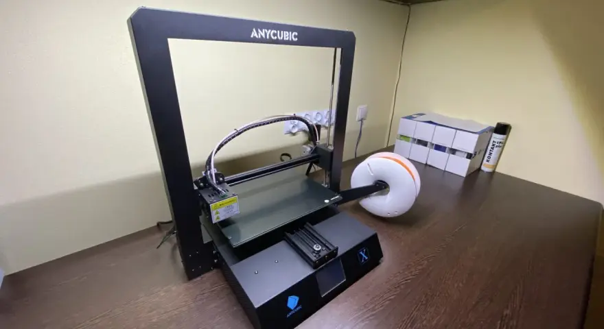 Drukarka 3D Anycubic Mega X z filamentem, gotowa do pracy.